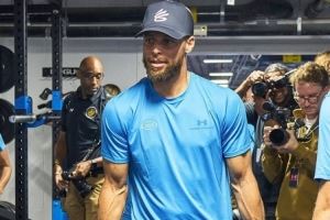 训练师：库里的速度没有随着年龄增长而下降 他还更强壮了