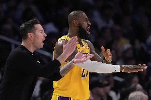 雷迪克：詹姆斯的伤确实比较棘手 他归队之前谁首发还是未知数